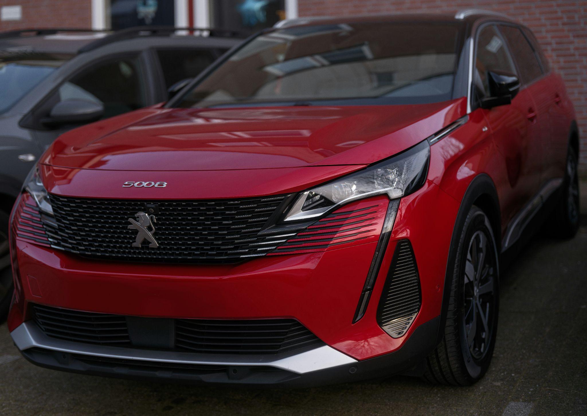 Czerwony Peugeot 5008 zaparkowany na ulicy